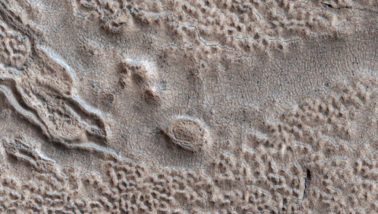 Cráteres en la superficie de Marte grabados a toda resolución