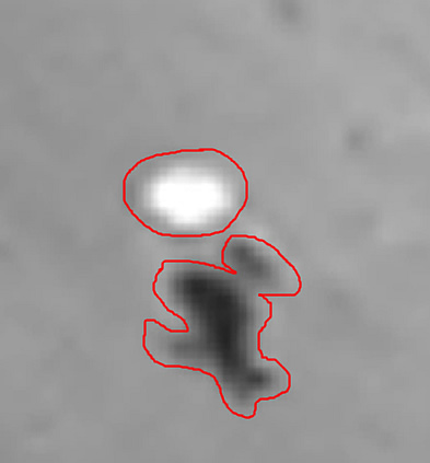 El contorno del objeto misterioso y su sombra indican algo totalmente fuera de contexto. No es solo una roca en el cometa 67P.