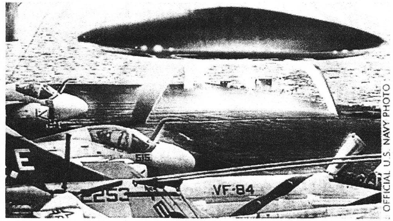 ¿Un OVNI posado sobre un portaaviones de EE.UU? Ex-Ingeniero aeroespacial clama que es real