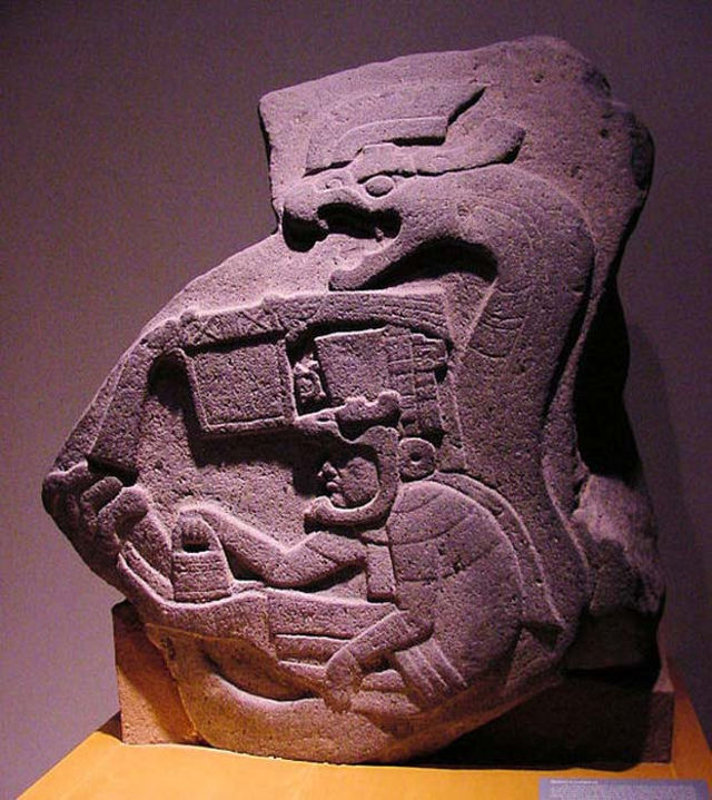 Fotografía de Estela 19 de La Venta, la representación más antigua conocida de la Serpiente Emplumada en Mesoamérica.