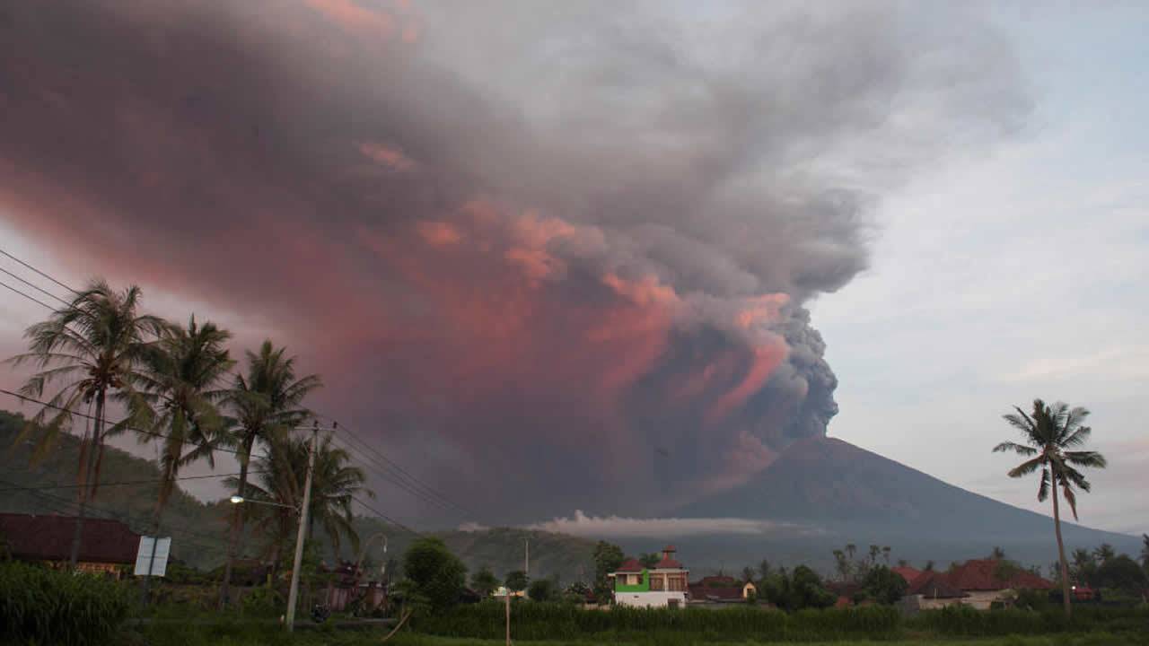 Evacuarán a 100.000 personas ante erupción inminente de volcán en Bali