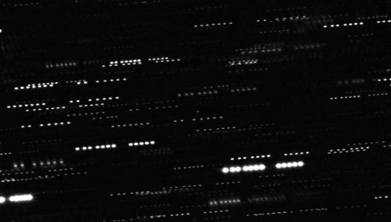 Una imagen compuesta de 'Oumuamua, se trata del punto blanco en el medio
