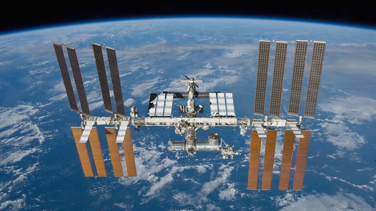 Astronautas encuentran bacterias vivas en exterior de Estación Espacial Internacional