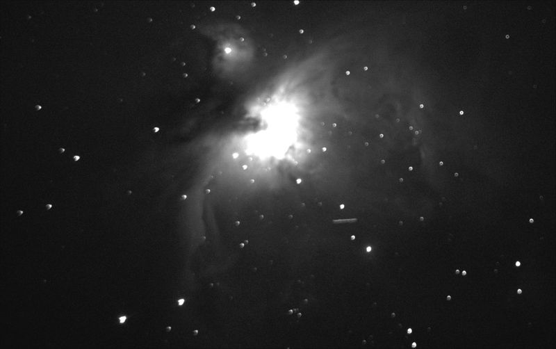 Esta imagen muestra la Nebulosa de Orión, y en el centro un extraño OVNI con forma de cigarro