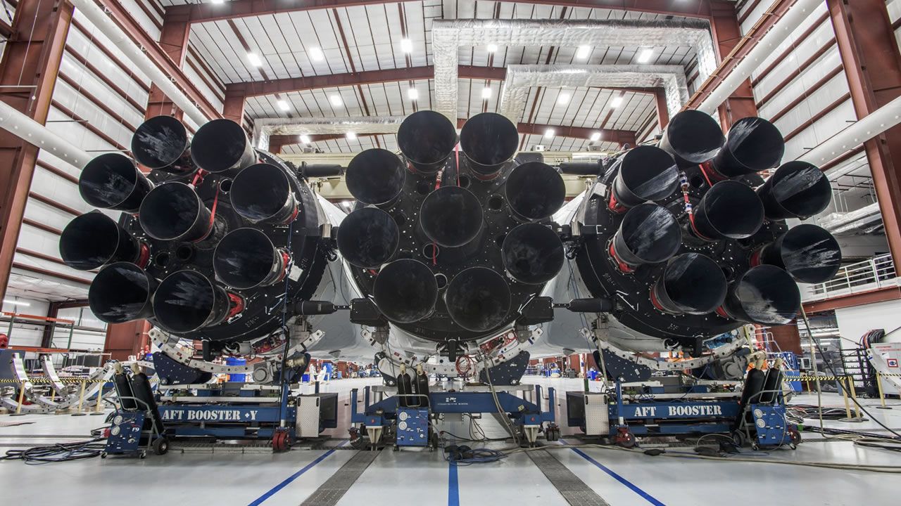 Elon Musk revela su mega cohete: Falcon Heavy, listo para despegar en unas semanas