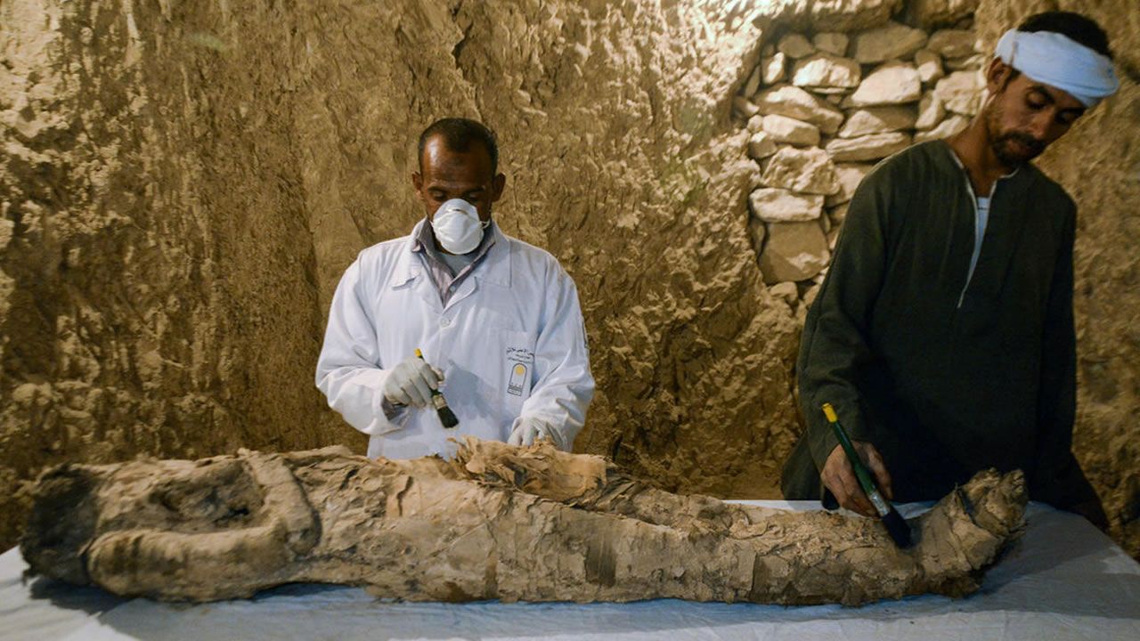 Egipto: Hallan momia y artefactos de hace 3.500 años en Luxor