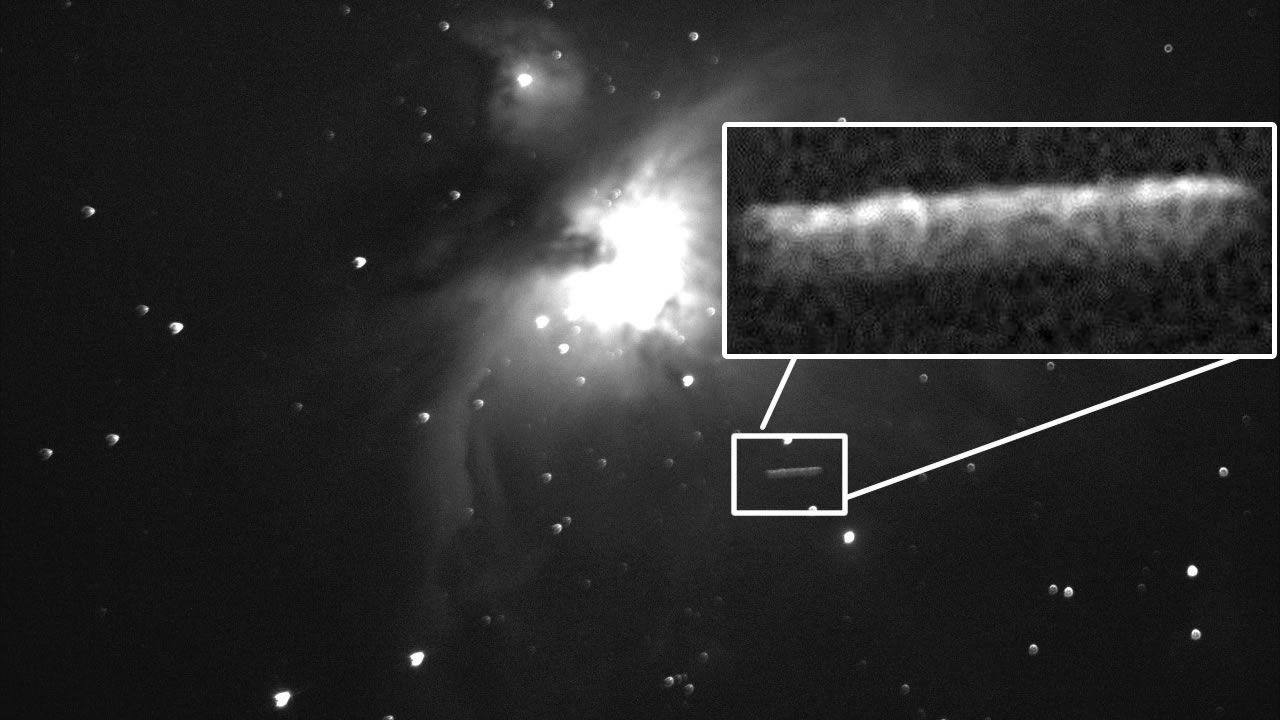 Astrónomo aficionado captura gigantesco «OVNI cigarro» cerca a Nebulosa de Orión