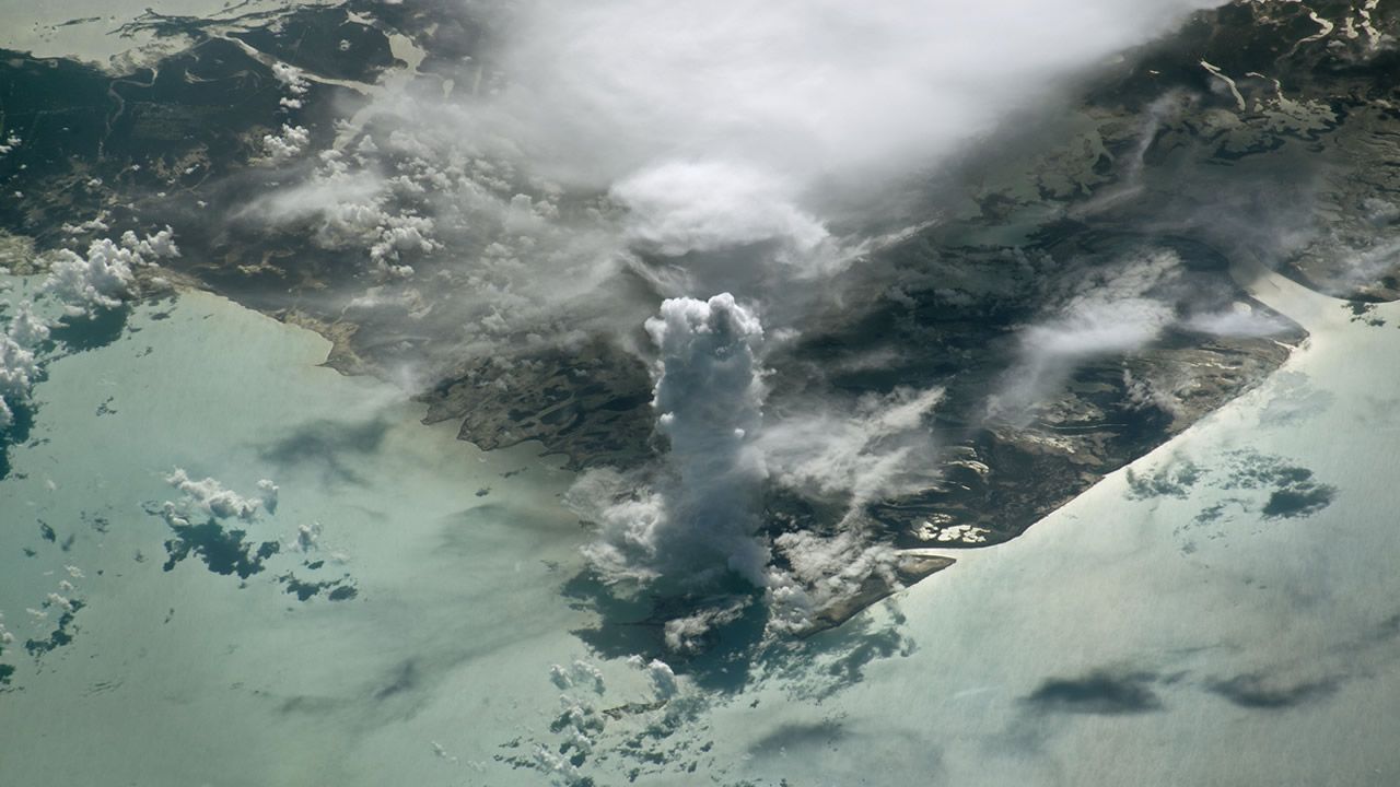 Astronauta captura un «castillo de nubes» desde el espacio