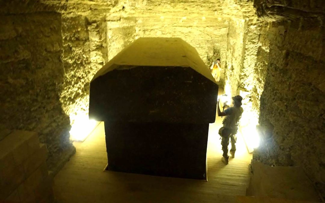 El misterio de las cajas «extraterrestres» de 100 toneladas descubiertas en Egipto