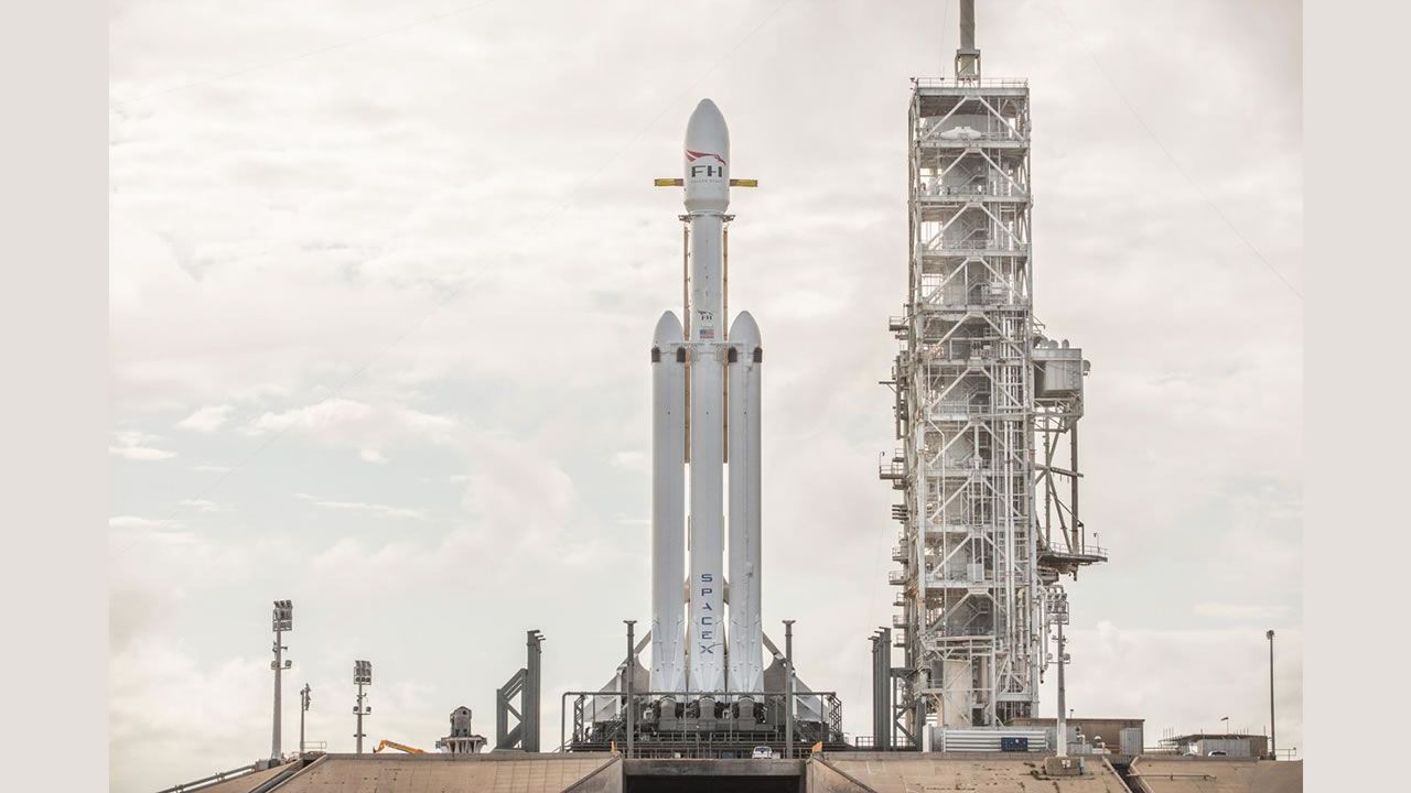 Este es el Falcon Heavy de SpaceX, que irá a Marte, en su plataforma de lanzamiento