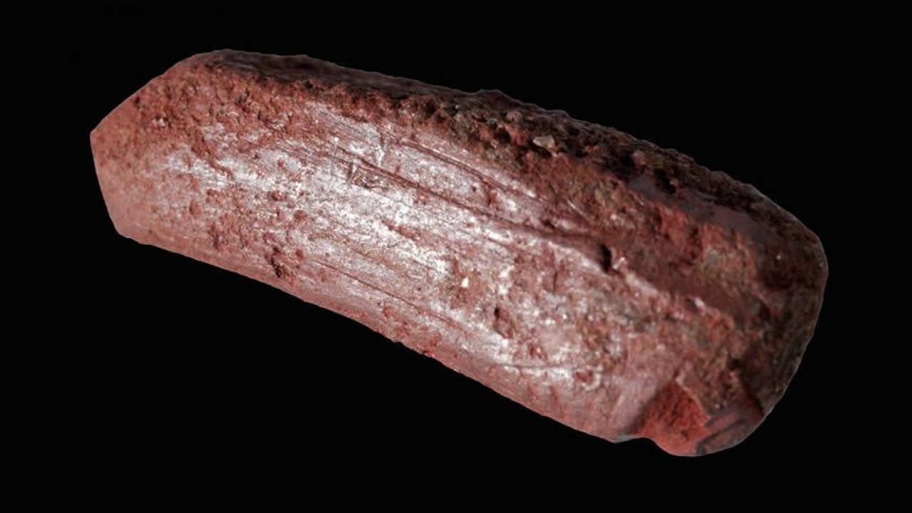 Hallan un crayón de hace 10.000 años en un lago de la Edad de Piedra