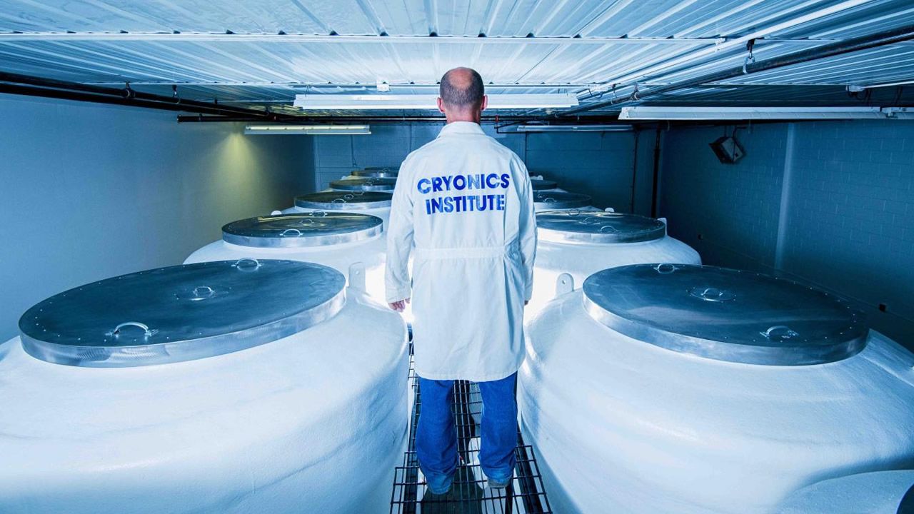 Humanos congelados por criogenia podrían volver a la vida en solo 10 años, dice experto