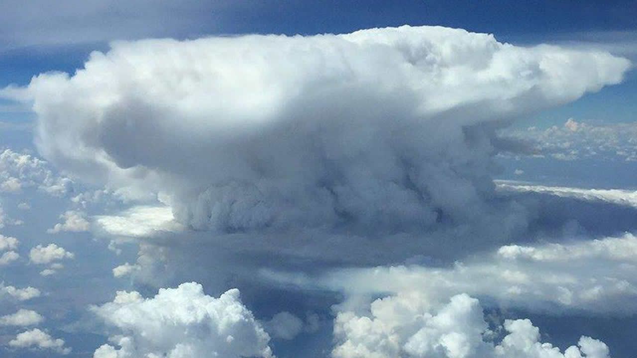 Singular nube «bomba nuclear» fue fotografiada en Argentina