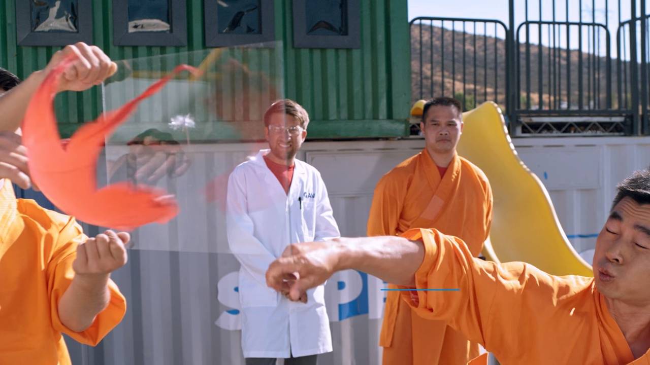 Mira a este Monje Shaolin perforar una lámina de vidrio solo con una aguja Mira a este Monje Shaolin perforar una lámina de vidrio solo con una aguja