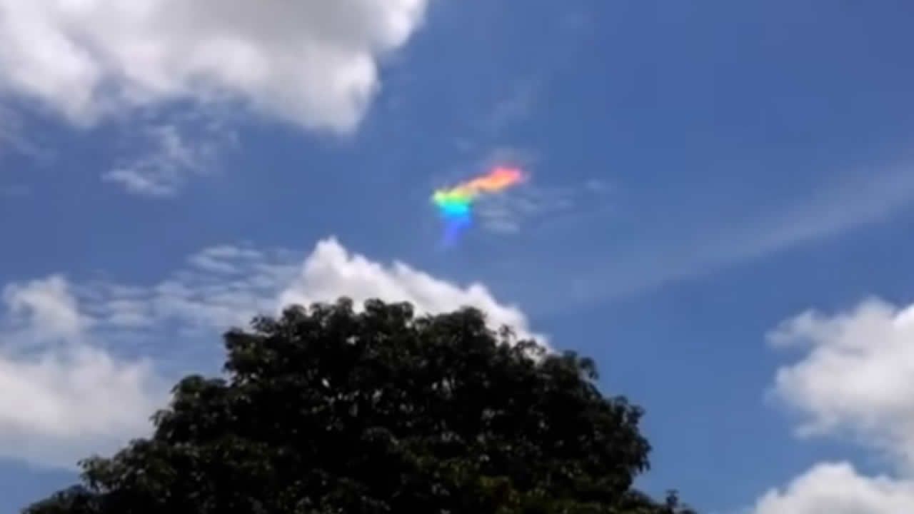 Nube multicolor aparece en Ribeirão Claro, Brasil