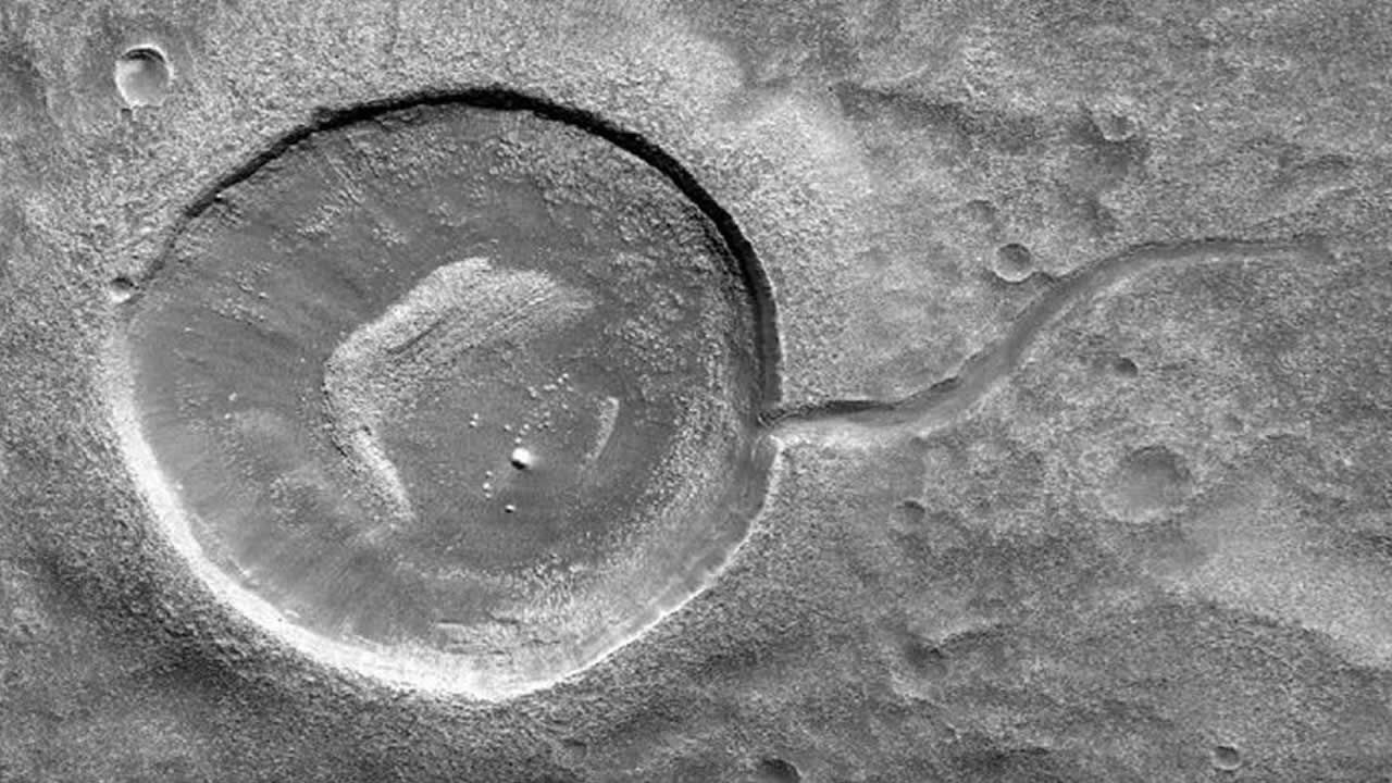 NASA captura fotografía de un cráter similar a un «renacuajo» en Marte