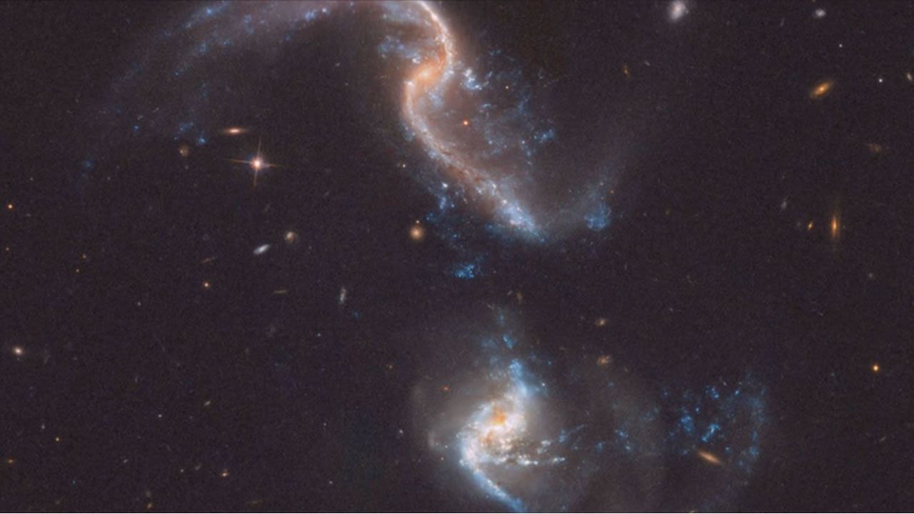 NASA muestra sorprendentes imágenes de la colisión de dos galaxias (Vídeo)