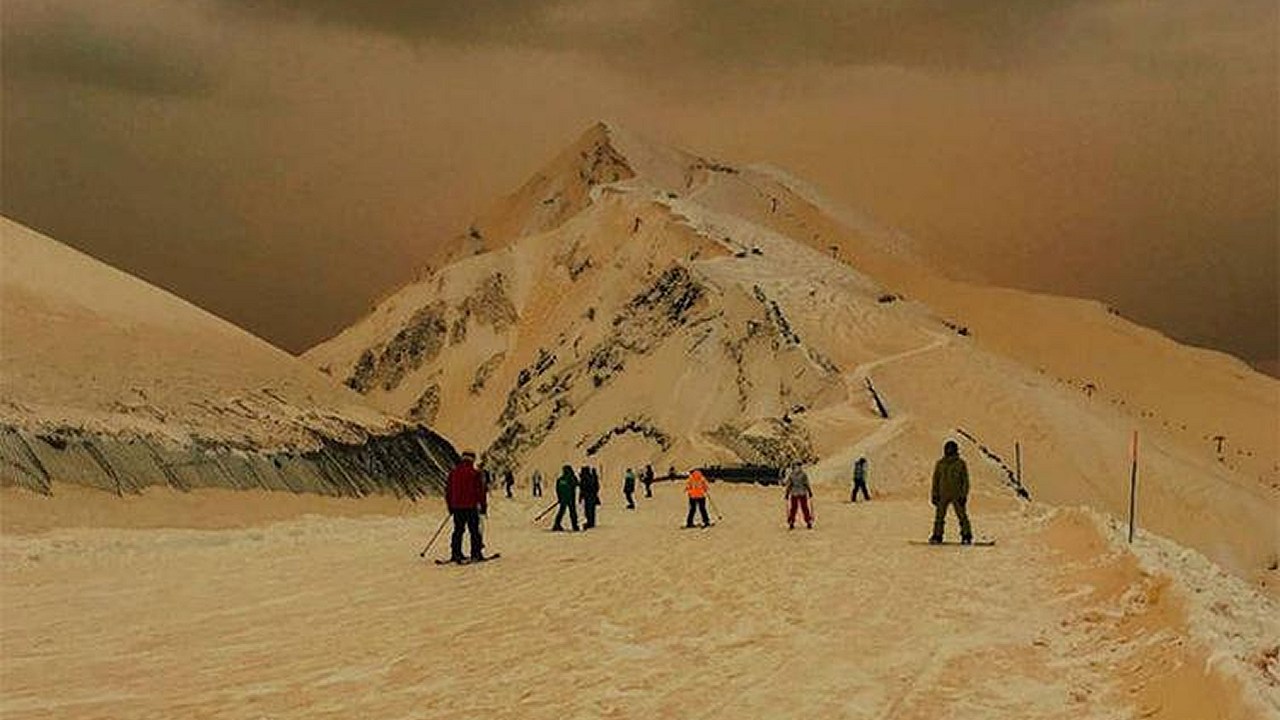 Nieve anaranjada convierte escenarios turísticos en espeluznantes destinos