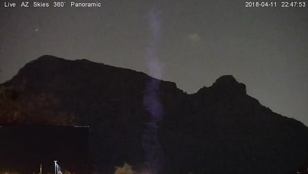 Reportan rayo de luz de color púrpura en Phoenix y varios avistamientos de OVNIs