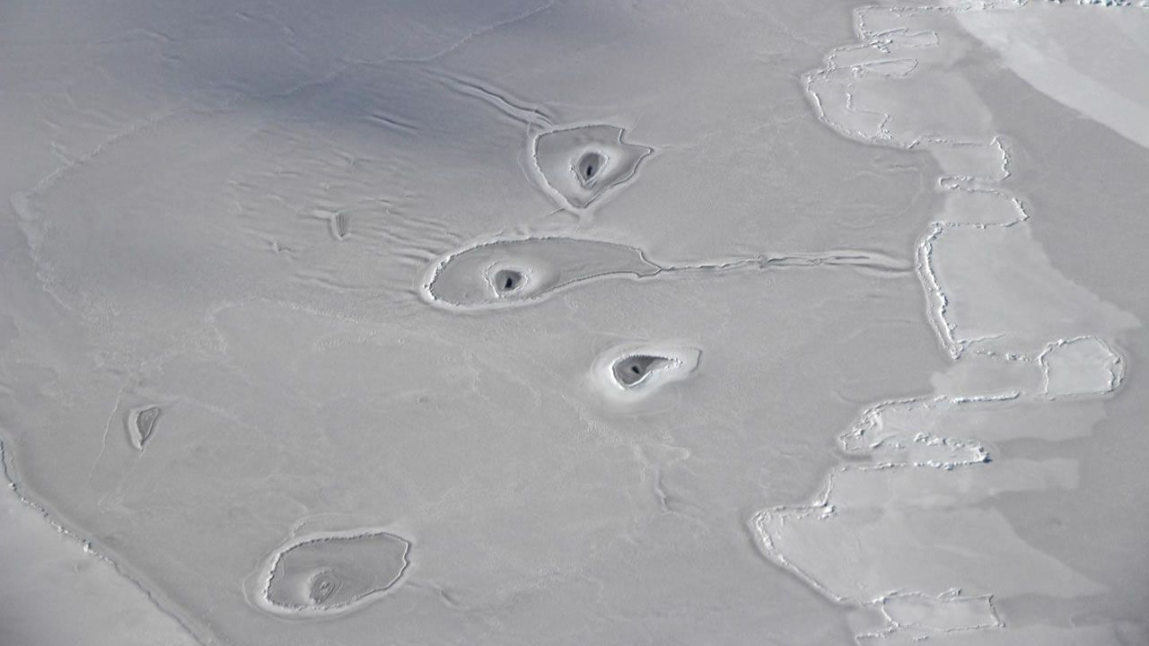 Científico observa misteriosos agujeros en el Ártico