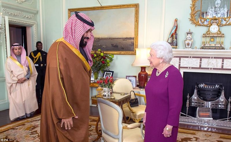 Reina Isabel II de Inglaterra junto a Mohámed bin Salmán, príncipe de Arabia Saudita
