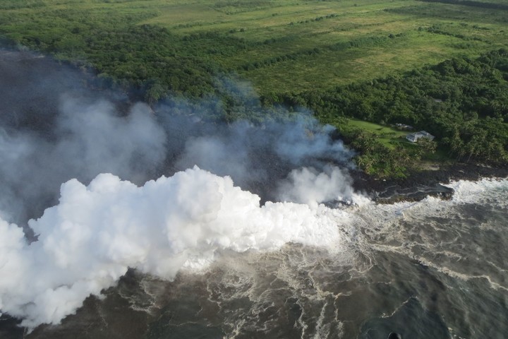 Nube tóxica creada por la lava al llegar al océano