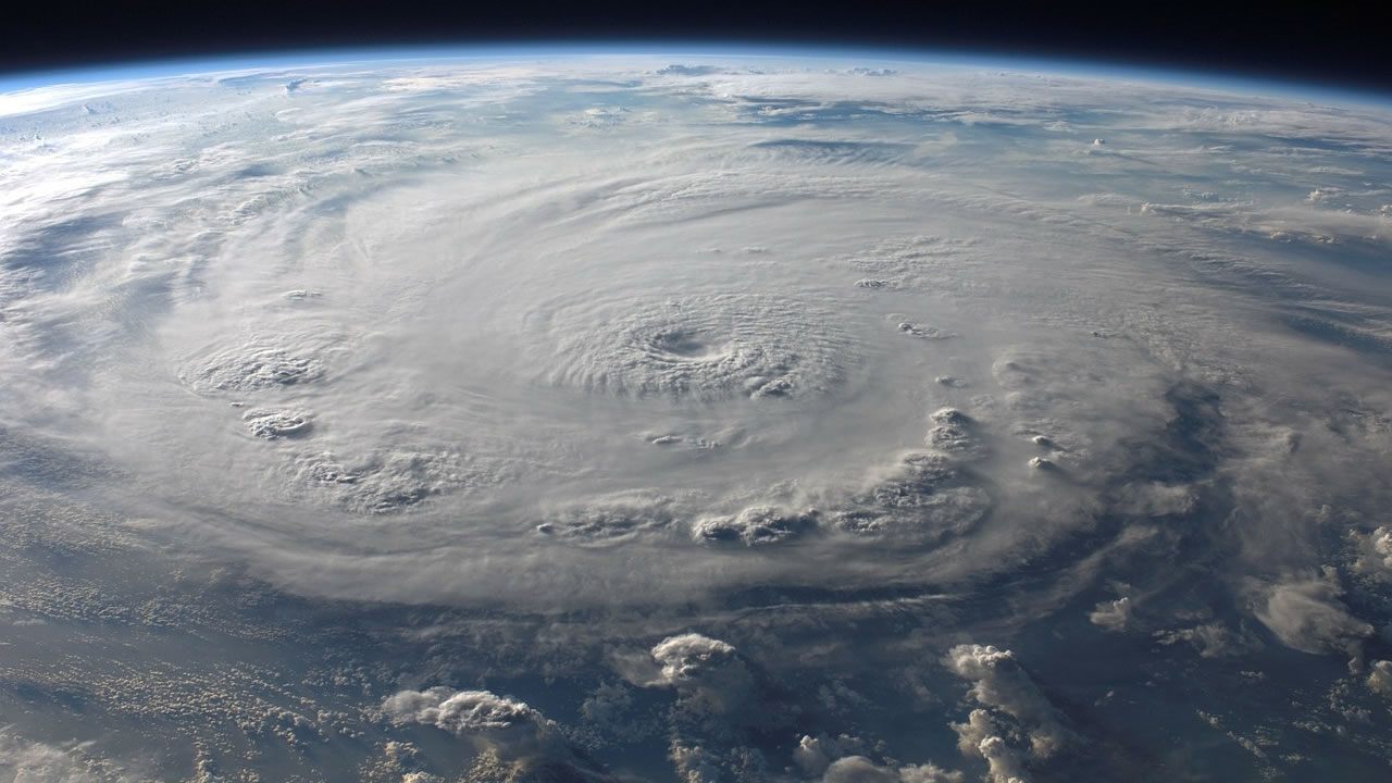 Científicos detectan un rayo de antimateria dentro de un huracán