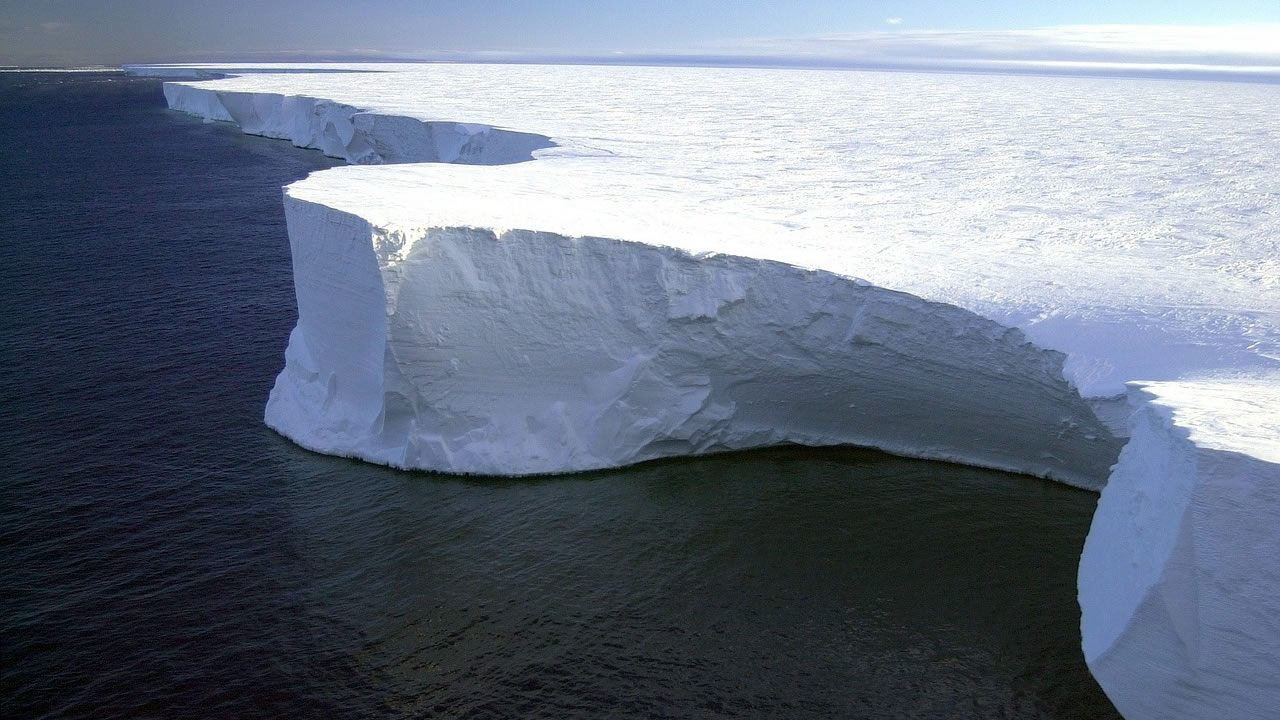 Científicos hallan cadenas montañosas y valles bajo el hielo de la Antártida