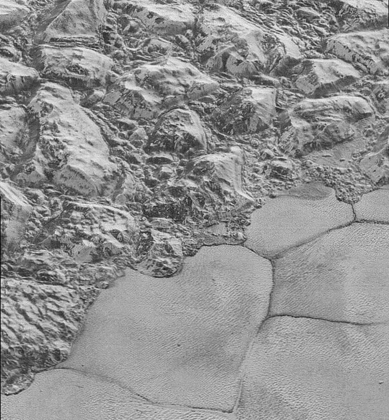 Las dunas de metano de Plutón pueden verse en la mitad inferior de la imagen