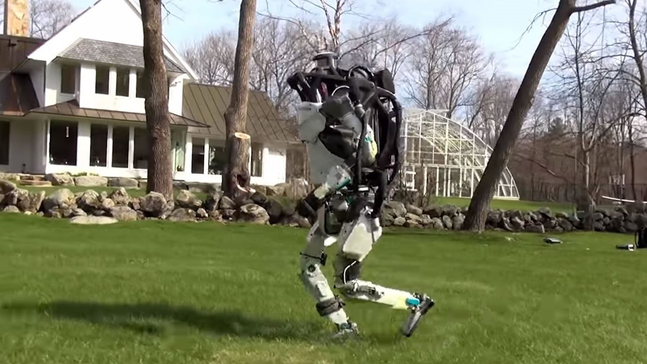 Es imposible no asustarse al ver lo que puede hacer este robot de Boston Dynamics