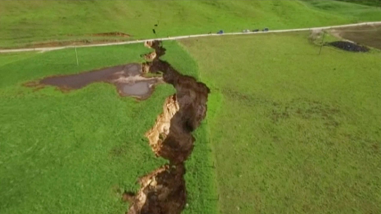 Una gigantesca grieta se abre en Nueva Zelanda y deja al descubierto algo inesperado