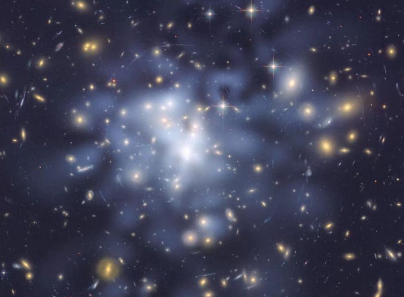 Los astrónomos mapean la materia oscura indirectamente, a través de su atracción gravitacional sobre otros objetos