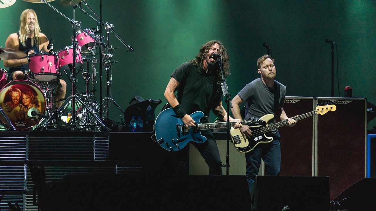 Concierto de Foo Fighters es acompañado por una «roca extraterrestre»