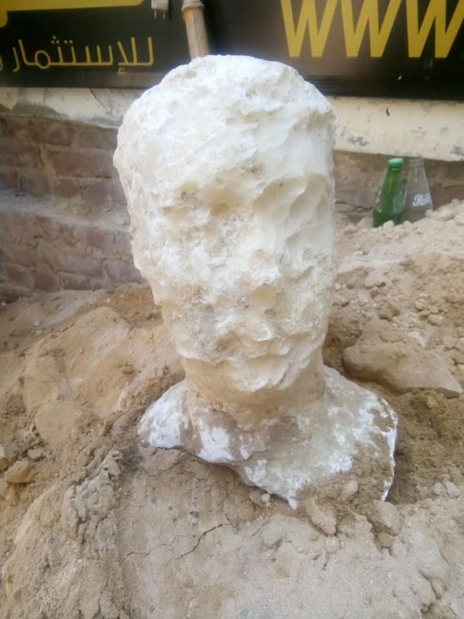 La enorme cabeza de alabastro hallada, probablemente pertenecía al hombre que poseía la tumba