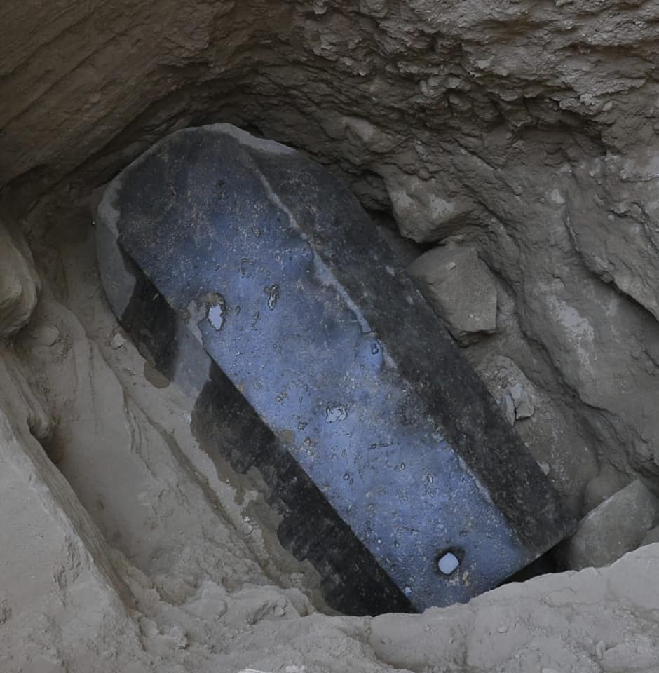 El enorme ataúd de piedra fue enterrado a más de 4 metros debajo de la superficie junto a una enorme cabeza de alabastro, probablemente perteneciente al hombre que poseía la tumba