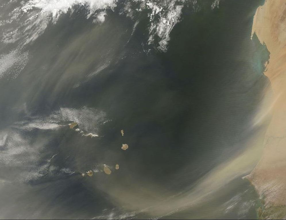 Esta imagen tomada en 2009 muestra el polvo sahariano que sopla en las costas de Mauritania y Senegal.