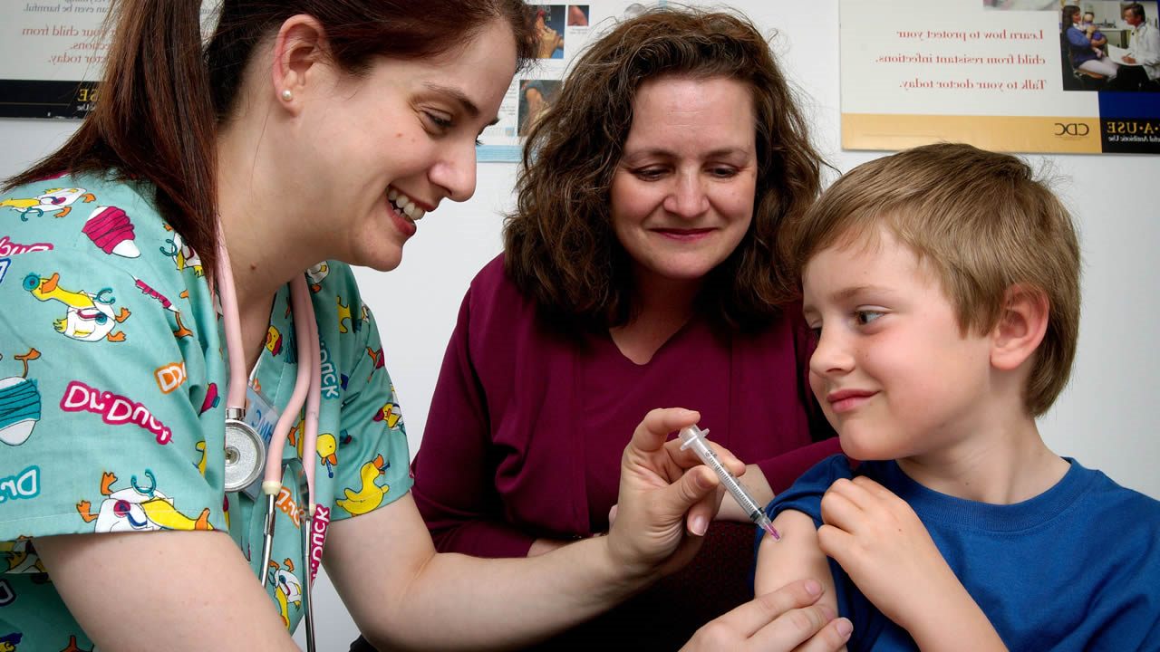 Australia multará dos veces al mes a padres que no vacunen a sus hijos