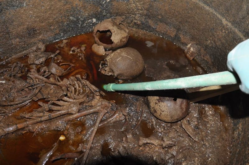 El interior del sarcófago estaba repleto de agua sucia y tres esqueletos de posible guerreros