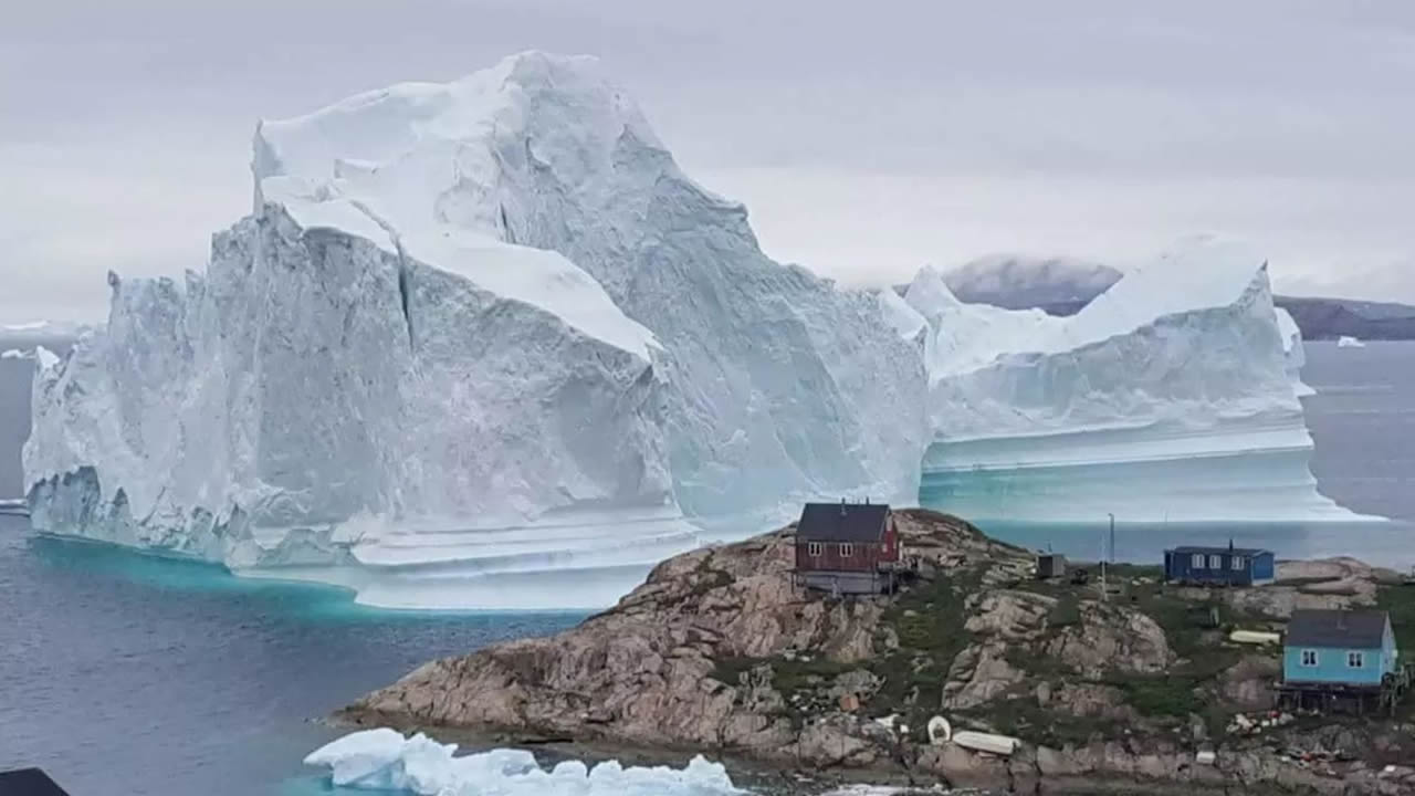 Un gigantesco iceberg amenaza a un pueblo de Groenlandia