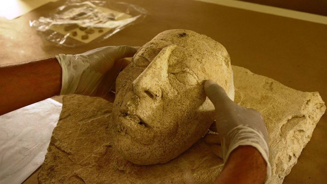 Pakal: Hallan impresionante máscara de estuco del gobernante maya