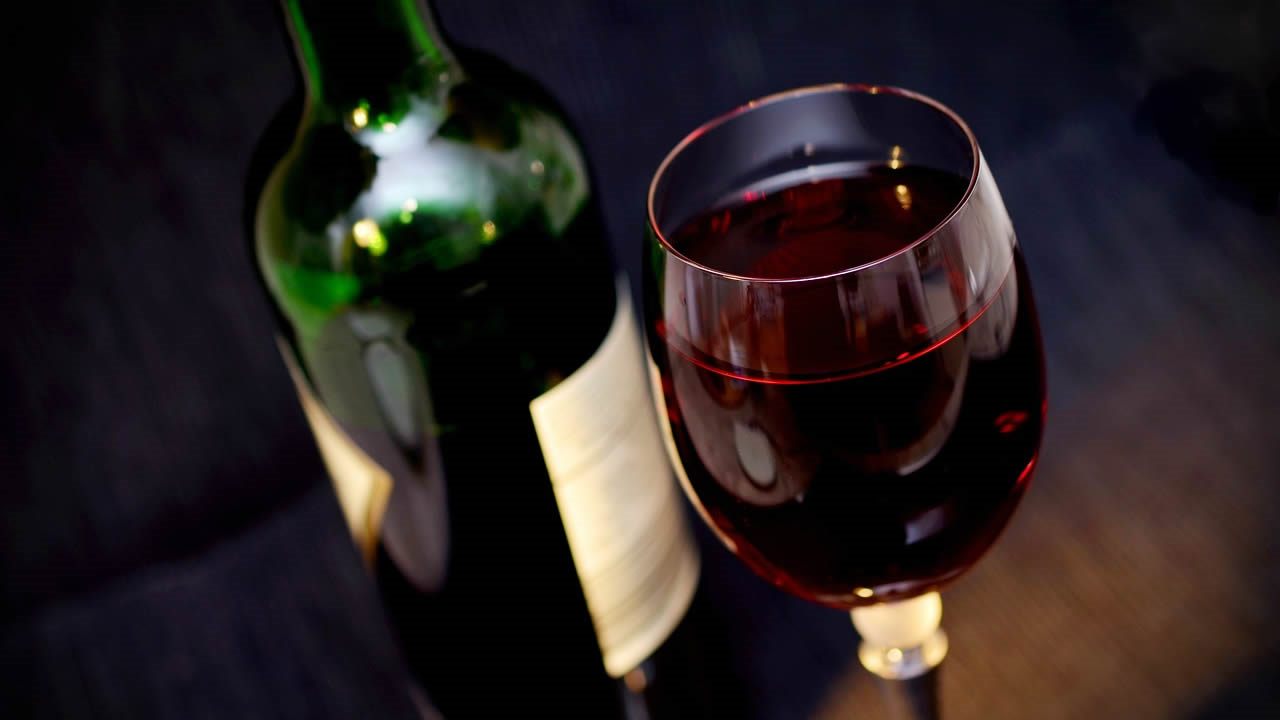 Personas que no beben alcohol tienen más posibilidades de sufrir demencia
