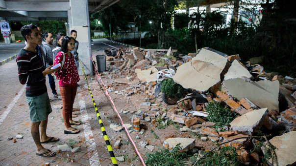 Partes de un edificio de un centro comercial colapsaron en Indonesia tras el terremoto de magnitud 7