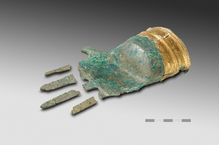 La mano de Prêles, que pesa casi 500 g, esta compuesta de bronce con estaño. La delgada placa de oro aplicada sobre la muñeca está adornada con delicados motivos