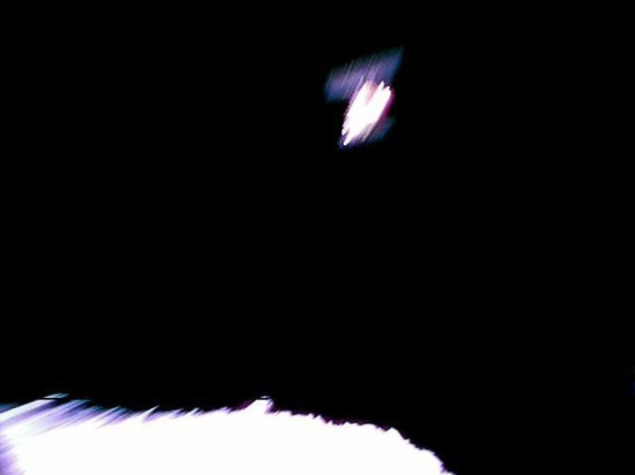 El explorador Minerva-II1 de la Japan Aerospace Exploration Agency capturó esta vista del asteroide Ryugu (abajo) y la nave espacial Hayabusa2 (arriba a la derecha) justo después de que el rover se separó de la nave espacial el 21 de septiembre de 2018