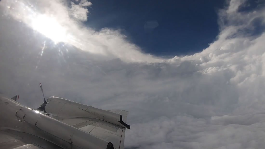 Cazadores de huracanes vuelan a través del ojo de Florence y ven algo impactante