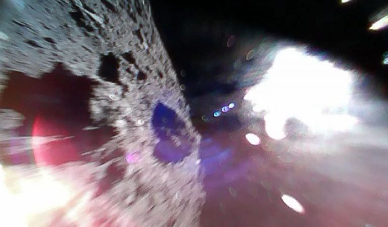 ¡Lo lograron! Dos pequeños robots aterrizan con éxito en el asteroide Ryugu ¡Lo lograron! Dos pequeños robots aterrizan con éxito en el asteroide Ryugu