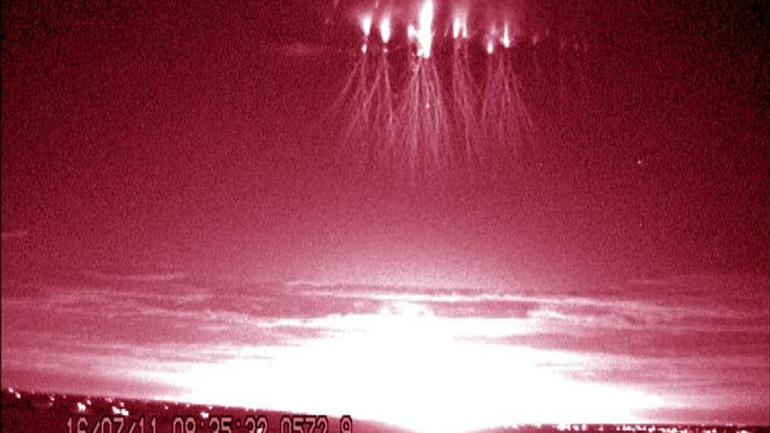 Estudio revela por qué ocurren estos destellos «alienígenas» durante las tormentas eléctricas