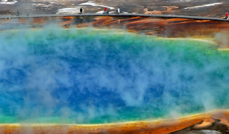 Géiser lanza rocas calientes y obliga al cierre parcial de Yellowstone Géiser lanza rocas calientes y obliga al cierre parcial de Yellowstone