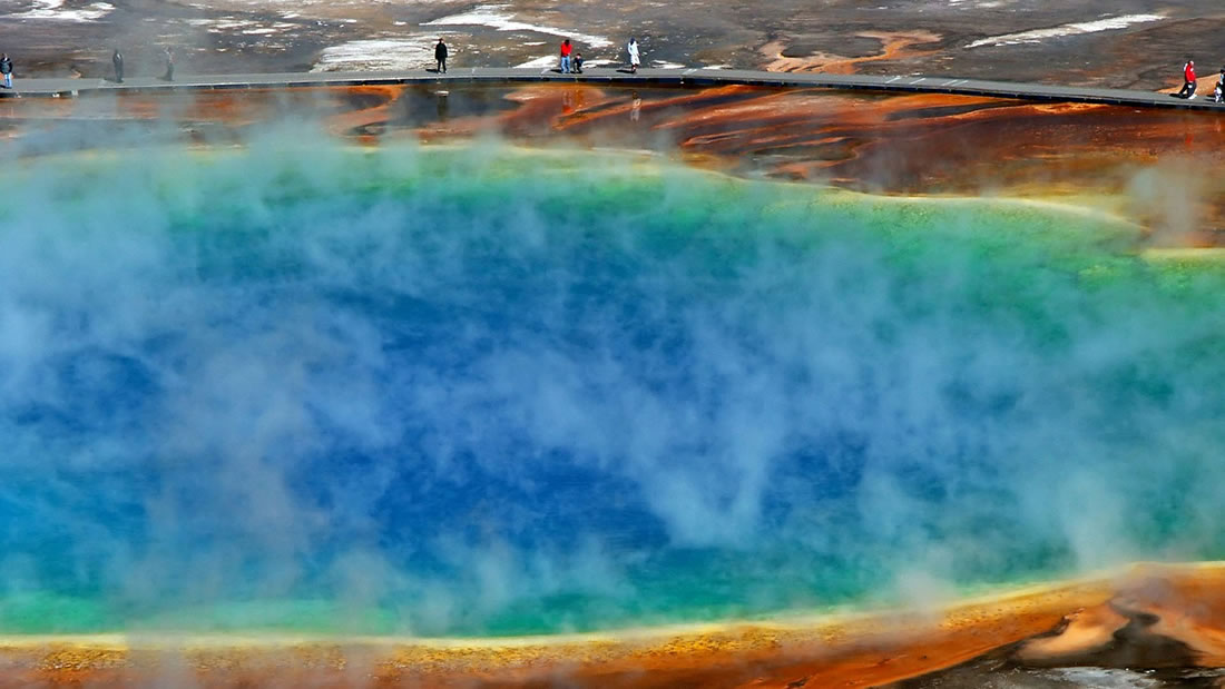 Géiser lanza rocas calientes y obliga al cierre parcial de Yellowstone