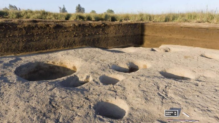 Hallan una antigua aldea egipcia 2.500 aÃ±os mÃ¡s antigua que las PirÃ¡mides